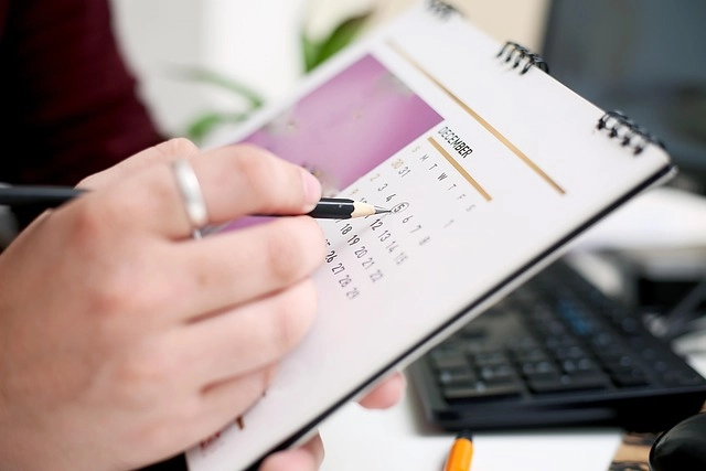 달력에 동그라미 표시하는 여성