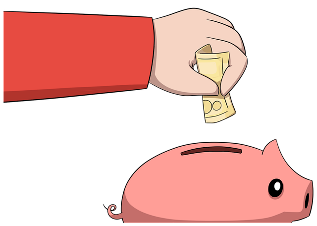 저금통에 돈을 넣는 장면