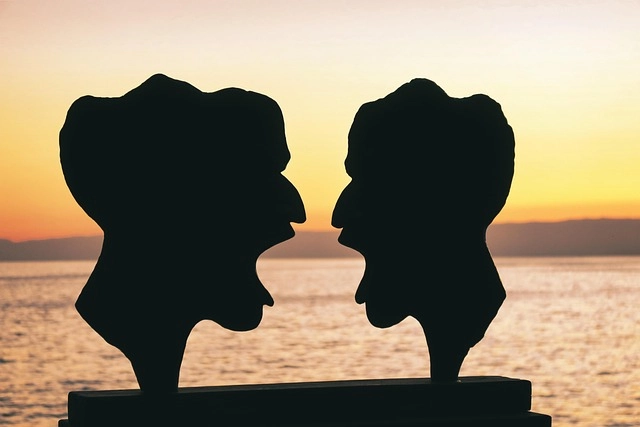 논쟁을 벌이는 것 같은 두 조각상