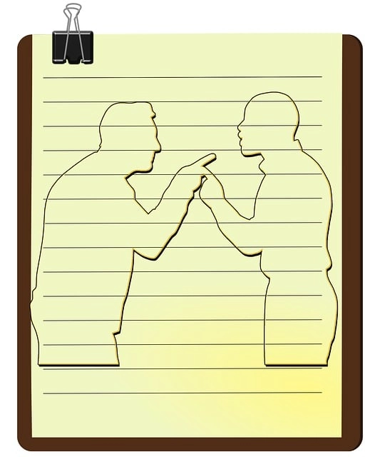 서로 논쟁을 벌이는 모습을 종이 위에 그려놈