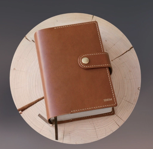 소망교도소 수감자들이 직접 만드는 수제 가죽 성경책